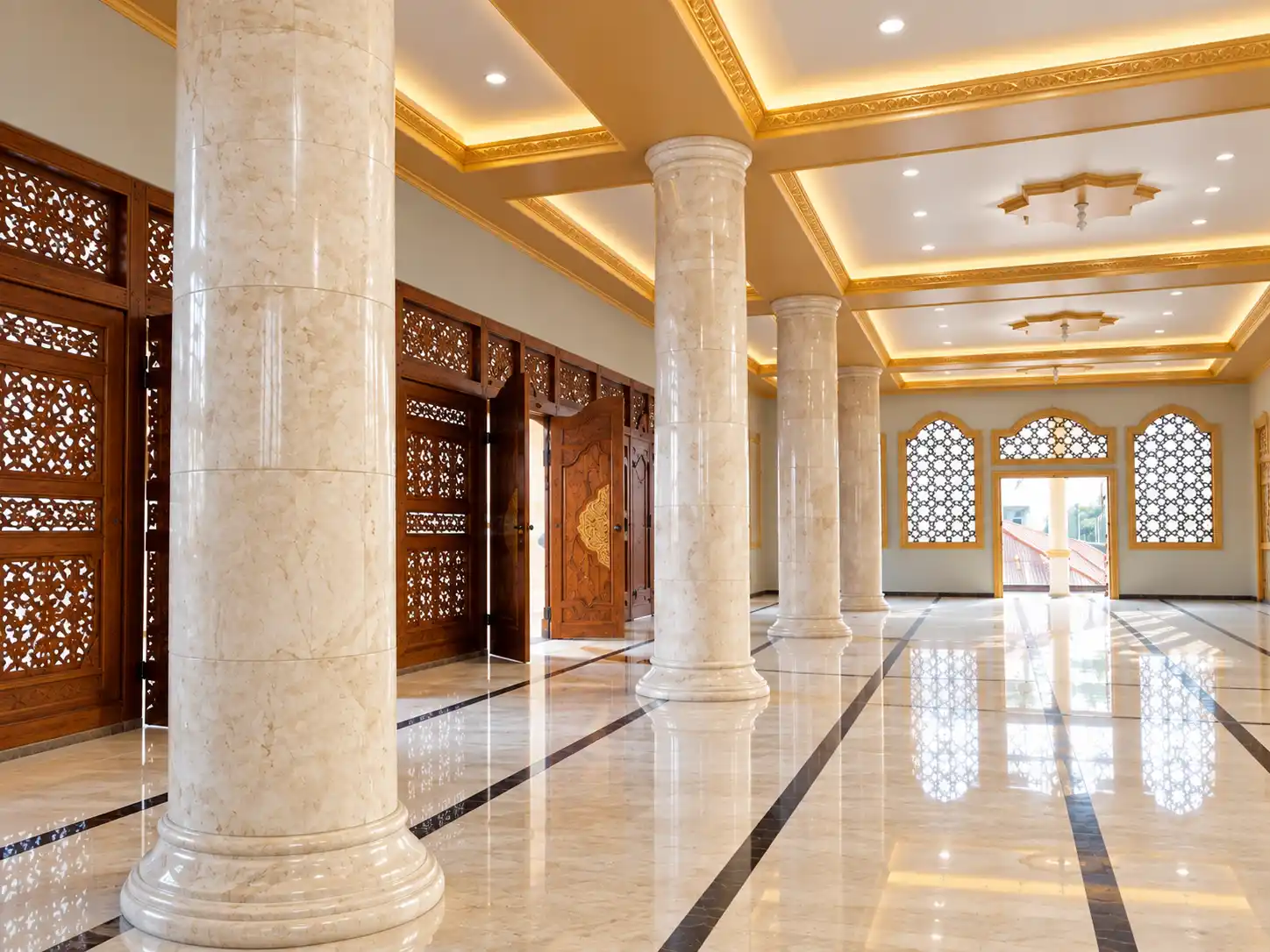 Tiang onyx marmer terpasang di interior masjid