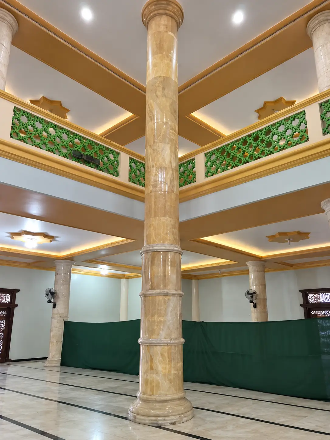 Tiang onyx kuning madu di aula masjid dua lantai